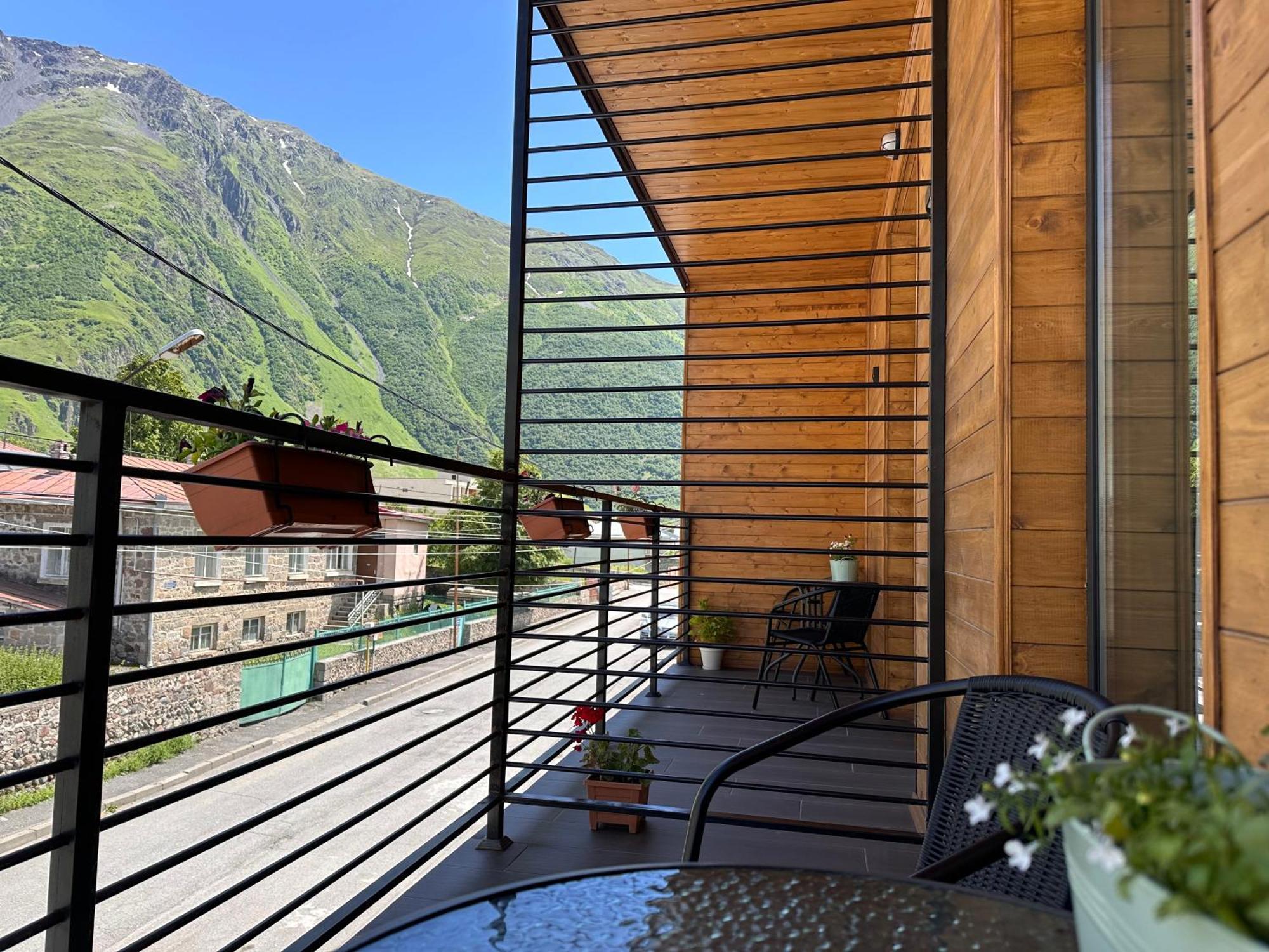 Hotel Mountime Kazbegi Экстерьер фото