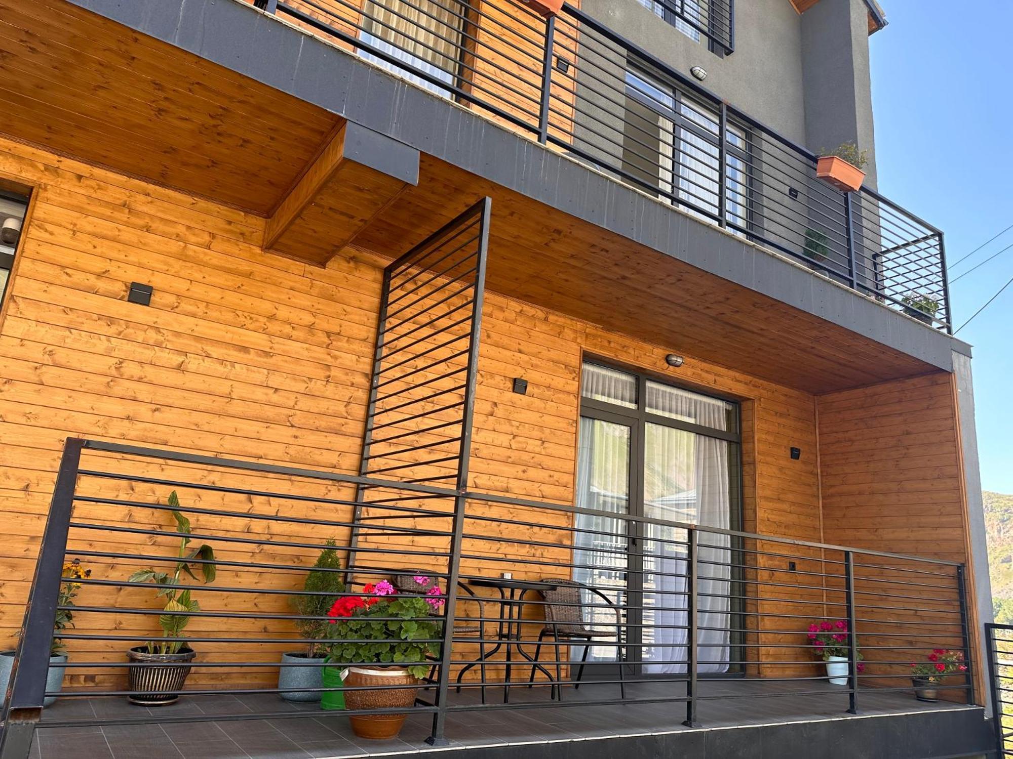 Hotel Mountime Kazbegi Экстерьер фото