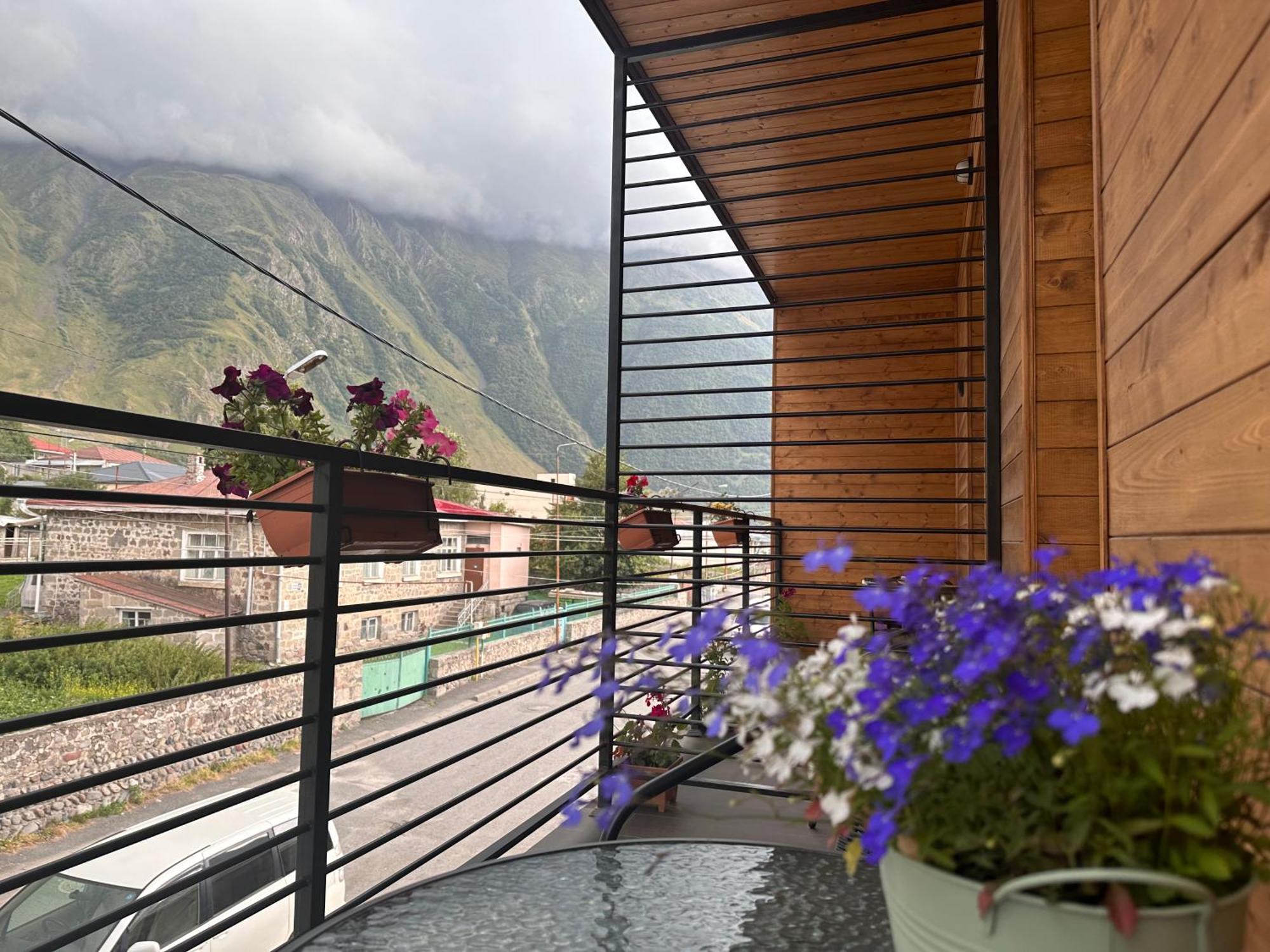 Hotel Mountime Kazbegi Экстерьер фото