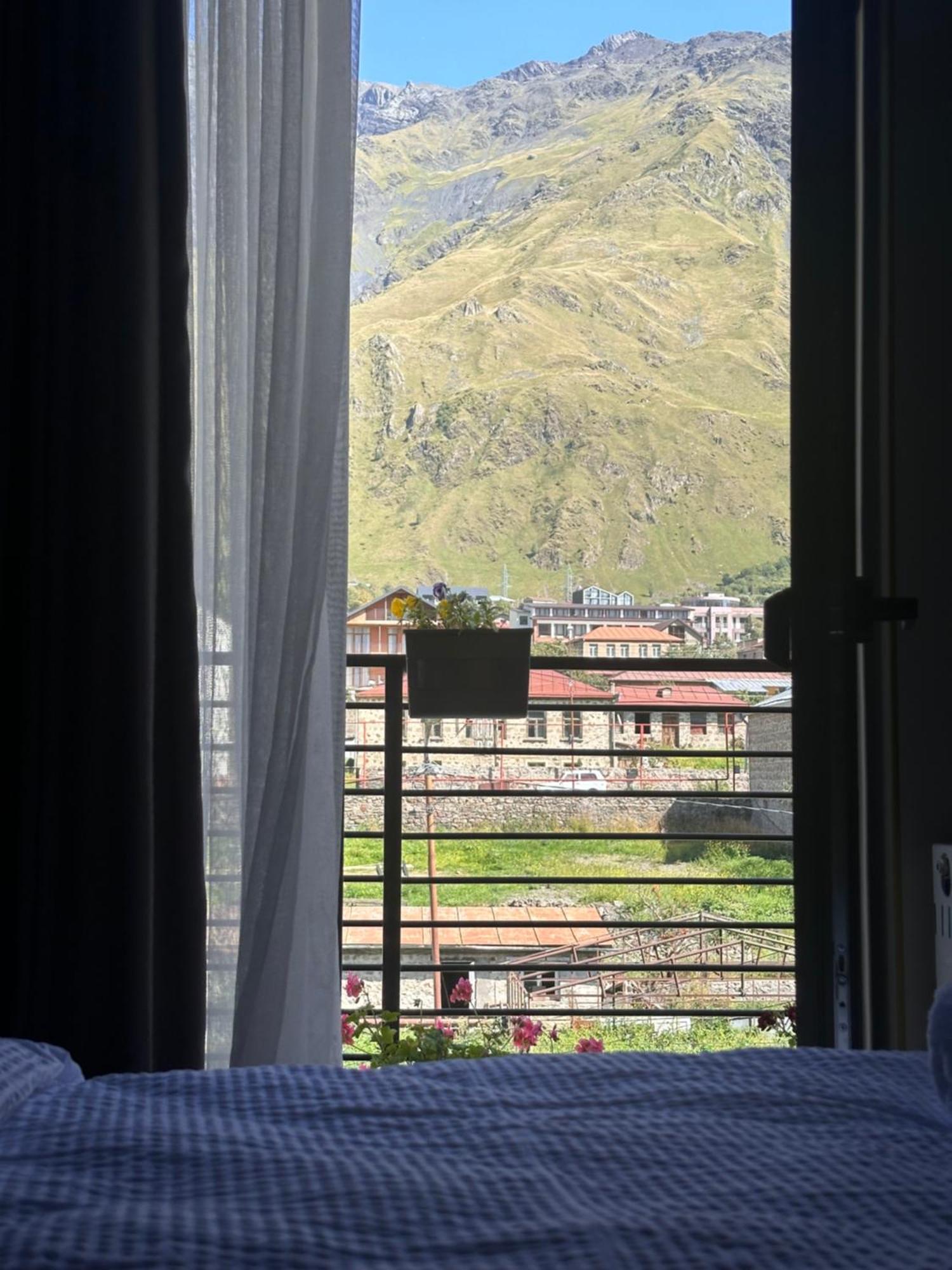 Hotel Mountime Kazbegi Экстерьер фото