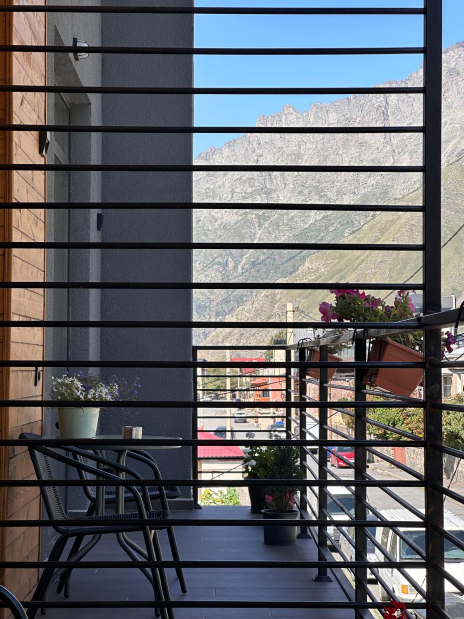 Hotel Mountime Kazbegi Экстерьер фото