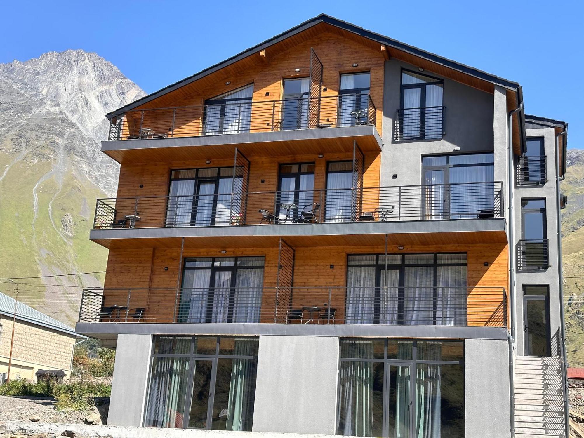 Hotel Mountime Kazbegi Экстерьер фото