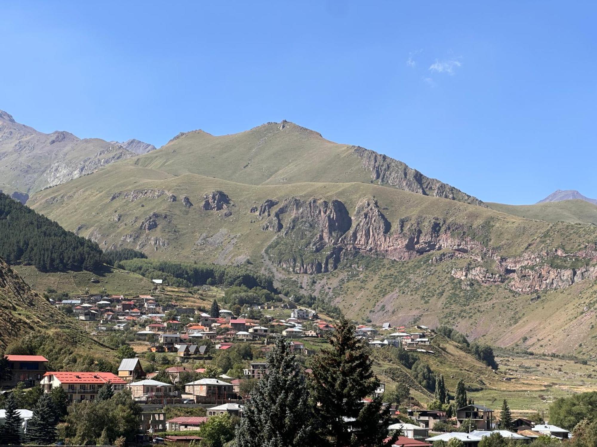 Hotel Mountime Kazbegi Экстерьер фото