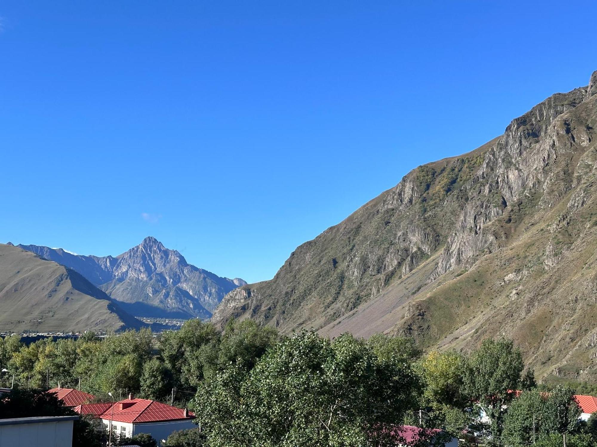 Hotel Mountime Kazbegi Экстерьер фото